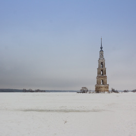 Колокольня Никольского собора в городе Калязин зимой